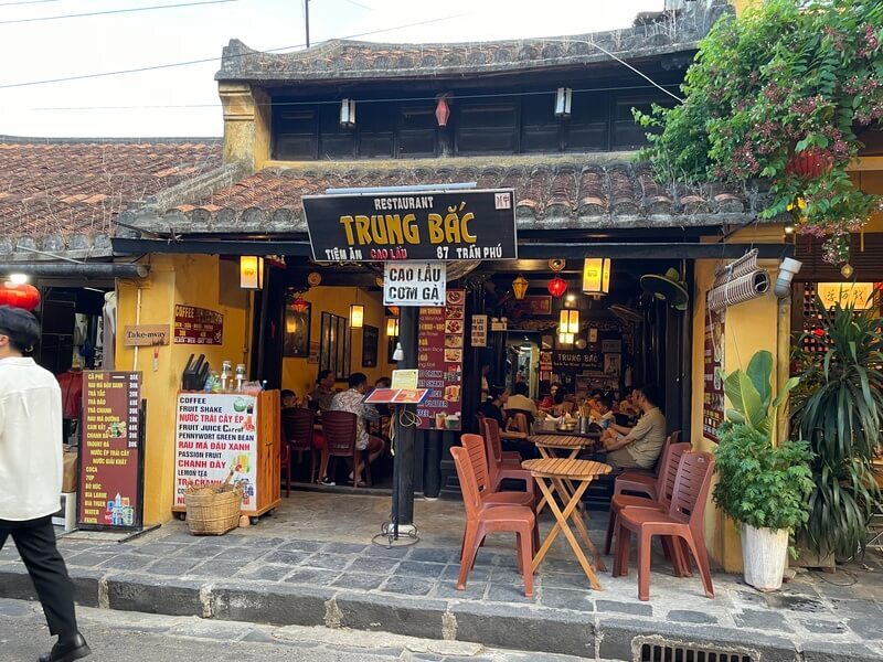 quan cao lau Hoi An nao ngon