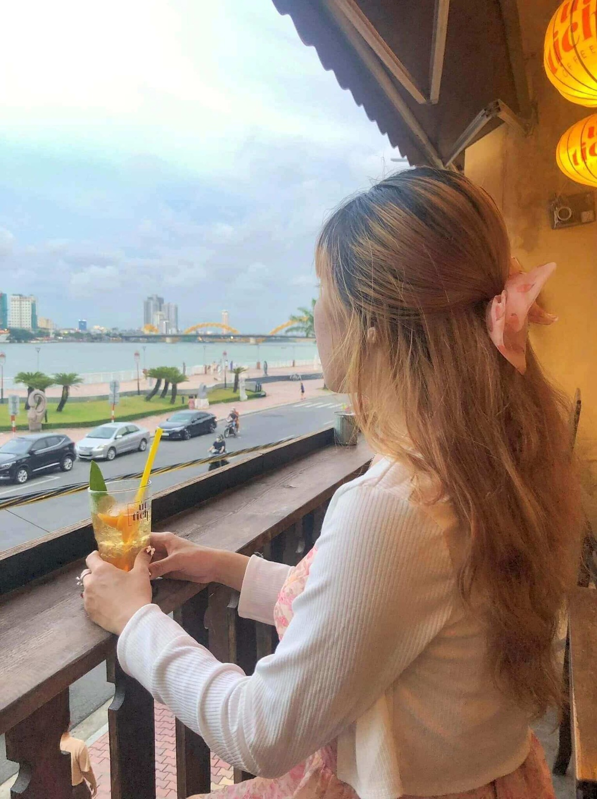 cafe ngam cau Rong phun lua