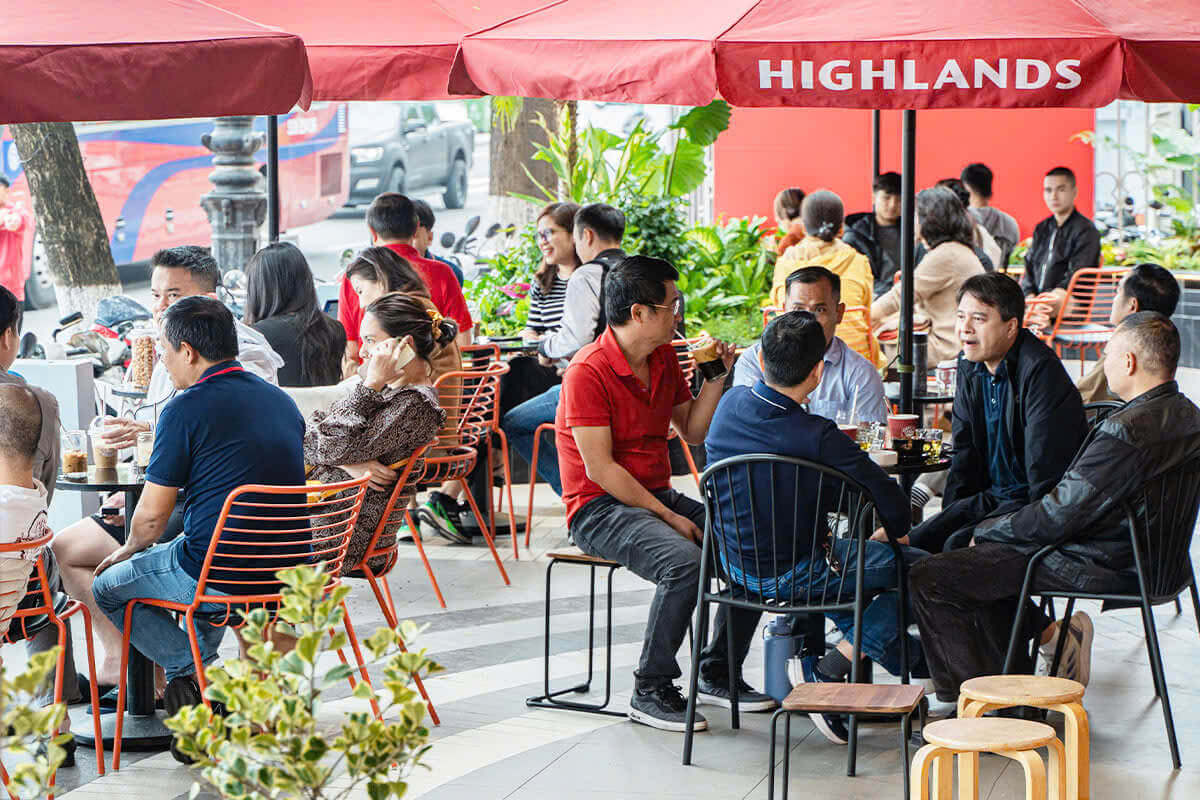 cafe ngam cau Rong phun lua