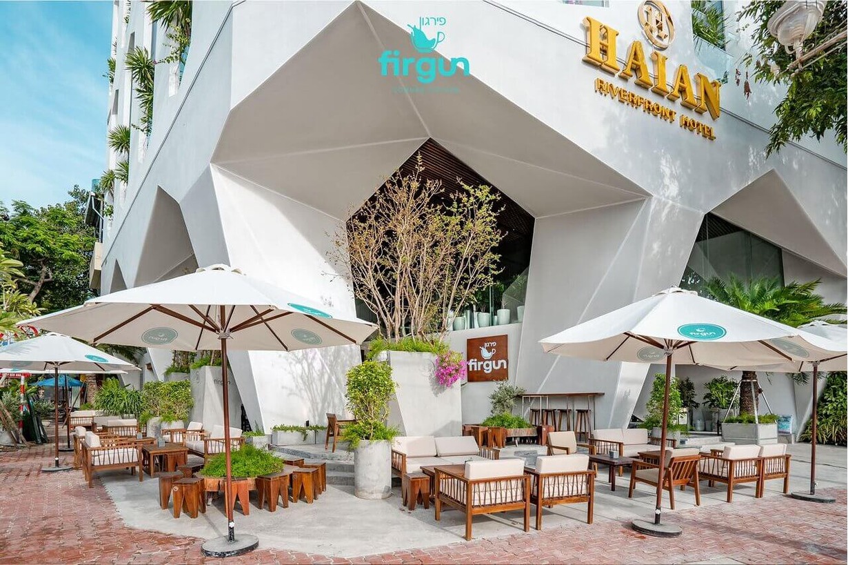 cafe ngam cau Rong phun lua