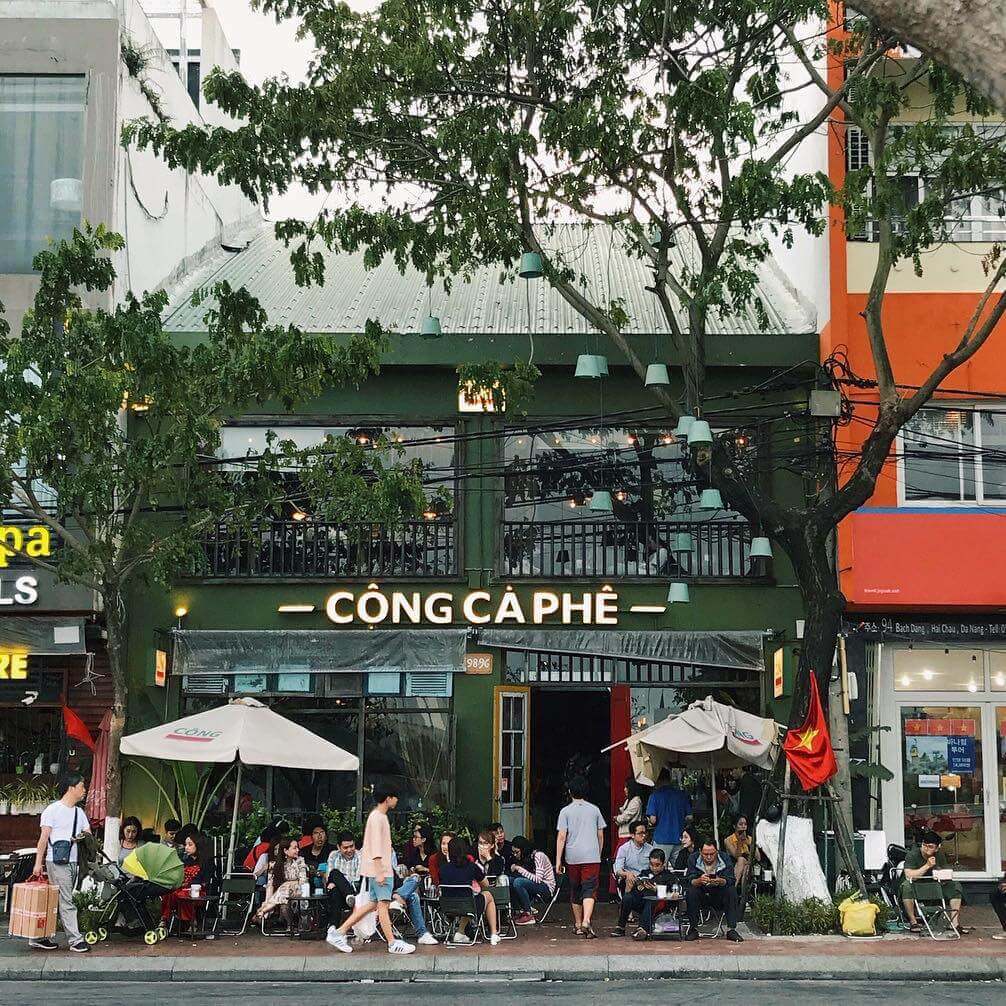 cafe ngam cau Rong phun lua