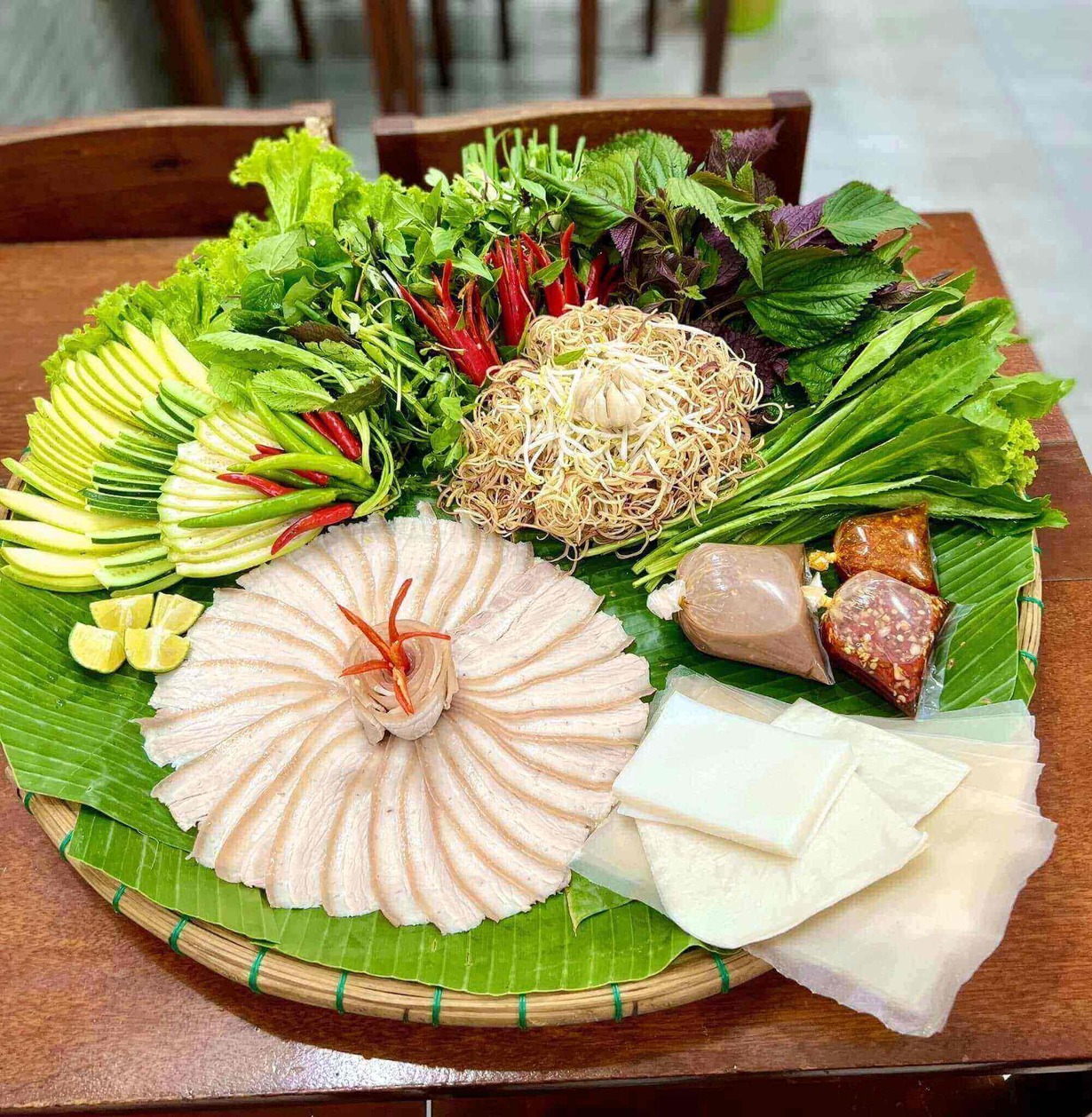 Quan banh trang cuon thit heo ngon o da nang