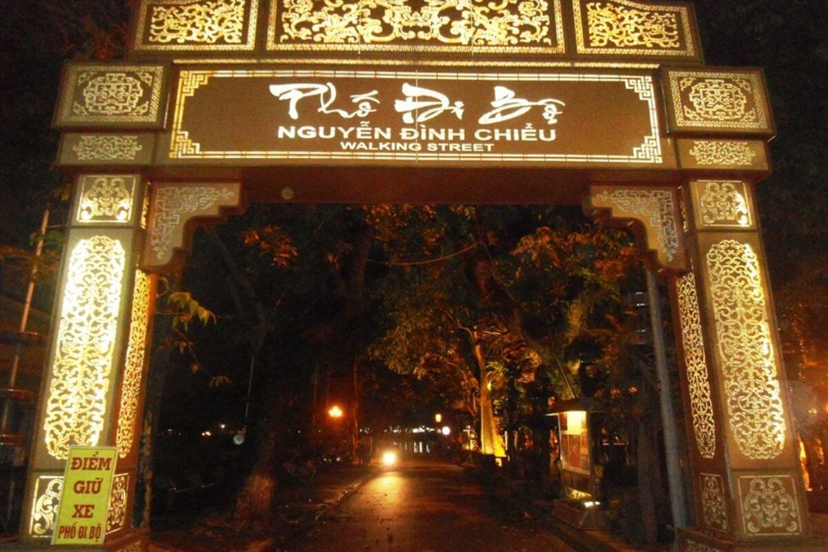 hue co gi choi ve dem