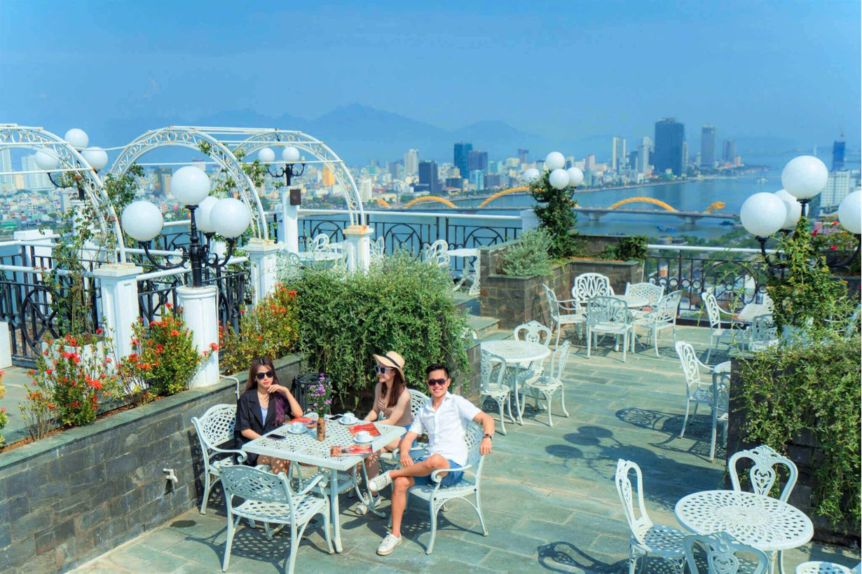 ca phe ngam cau rong phun lua