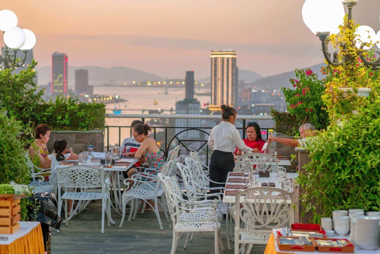 quan ca phe ngam cau rong phun lua